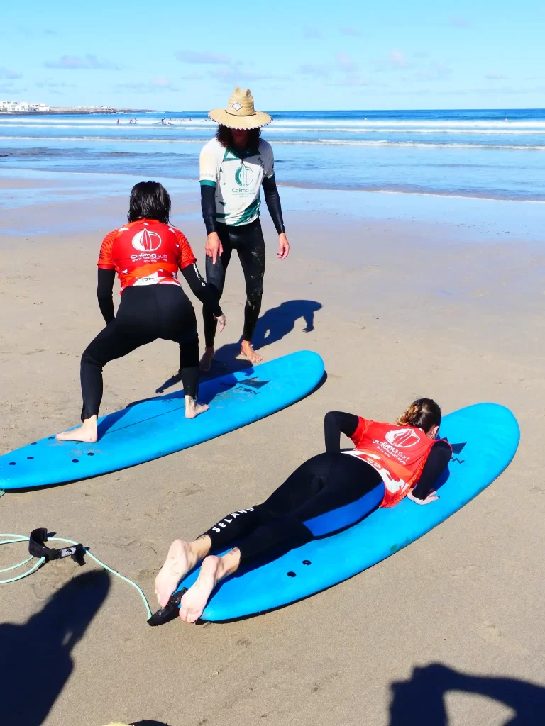 Aprende surf desde cero con seguridad y diversión en nuestro campamento