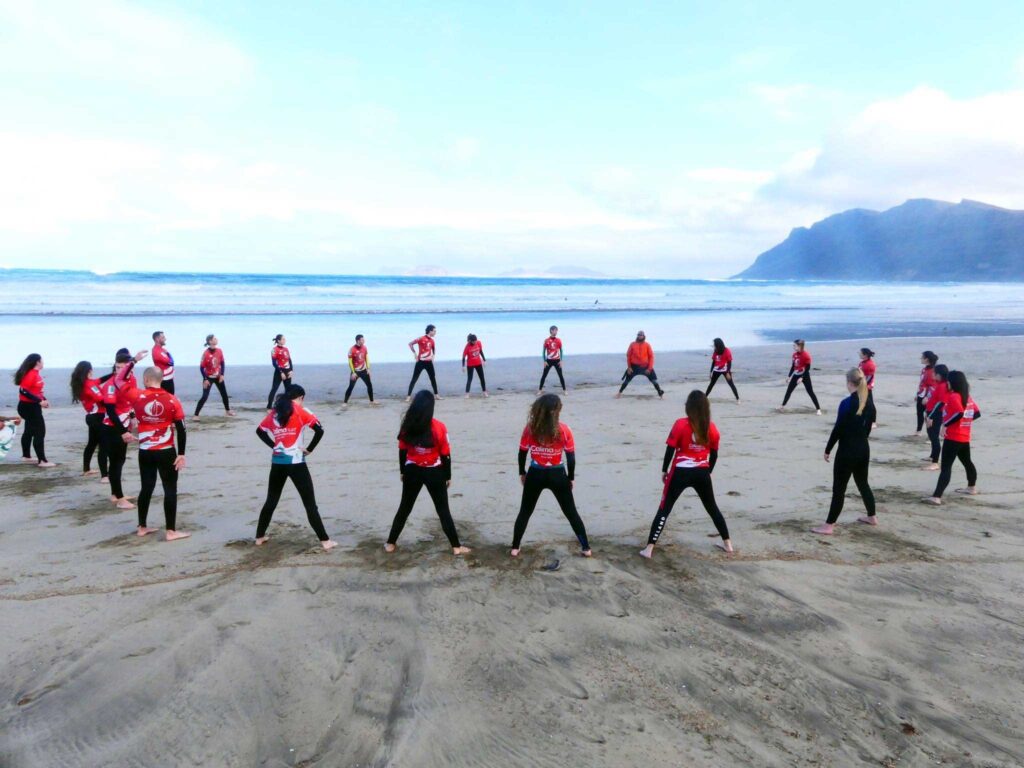 Surf para principiantes - Estiramientos en la playa de Famara